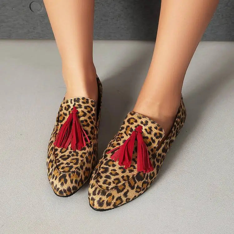 Flat loafers with fringe and a round toe