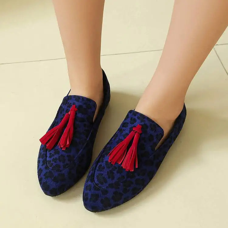 Flat loafers with fringe and a round toe