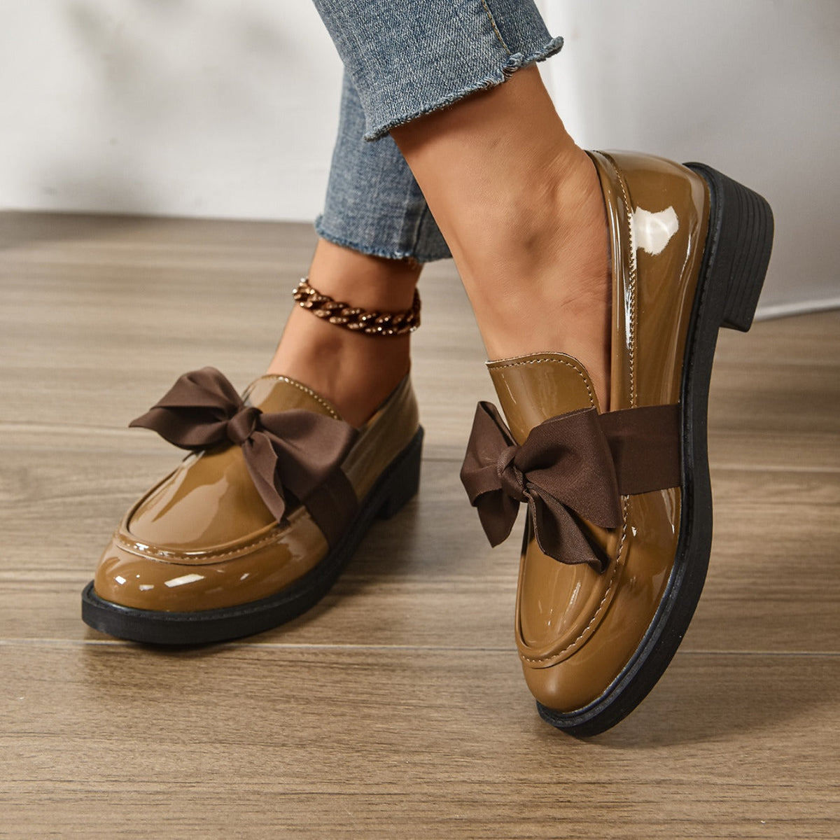 Buty wsuwane z okrągłym noskiem i węzłem na pięcie