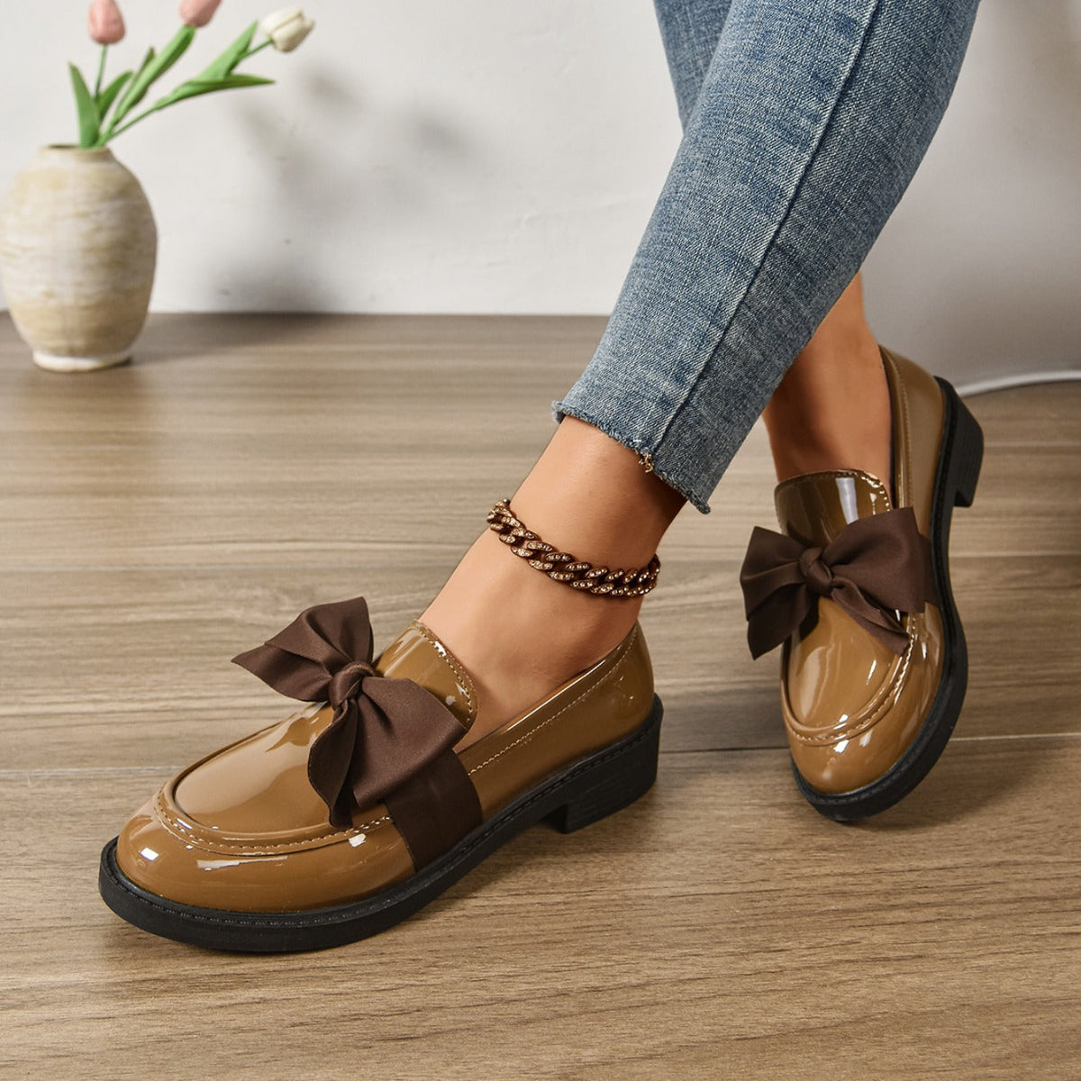 Buty wsuwane z okrągłym noskiem i węzłem na pięcie