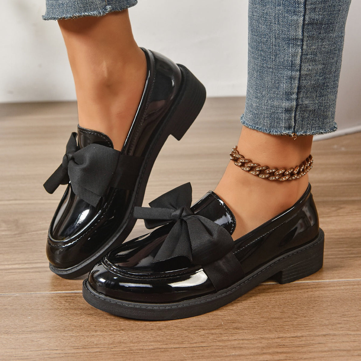 Buty wsuwane z okrągłym noskiem i węzłem na pięcie