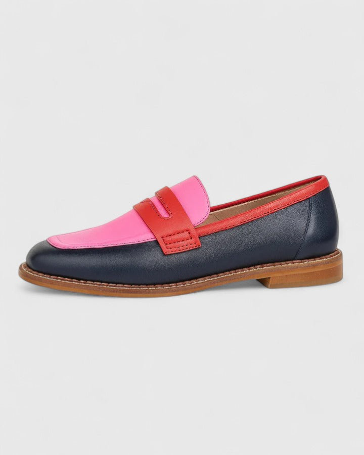Low loafers with round toes and a strap