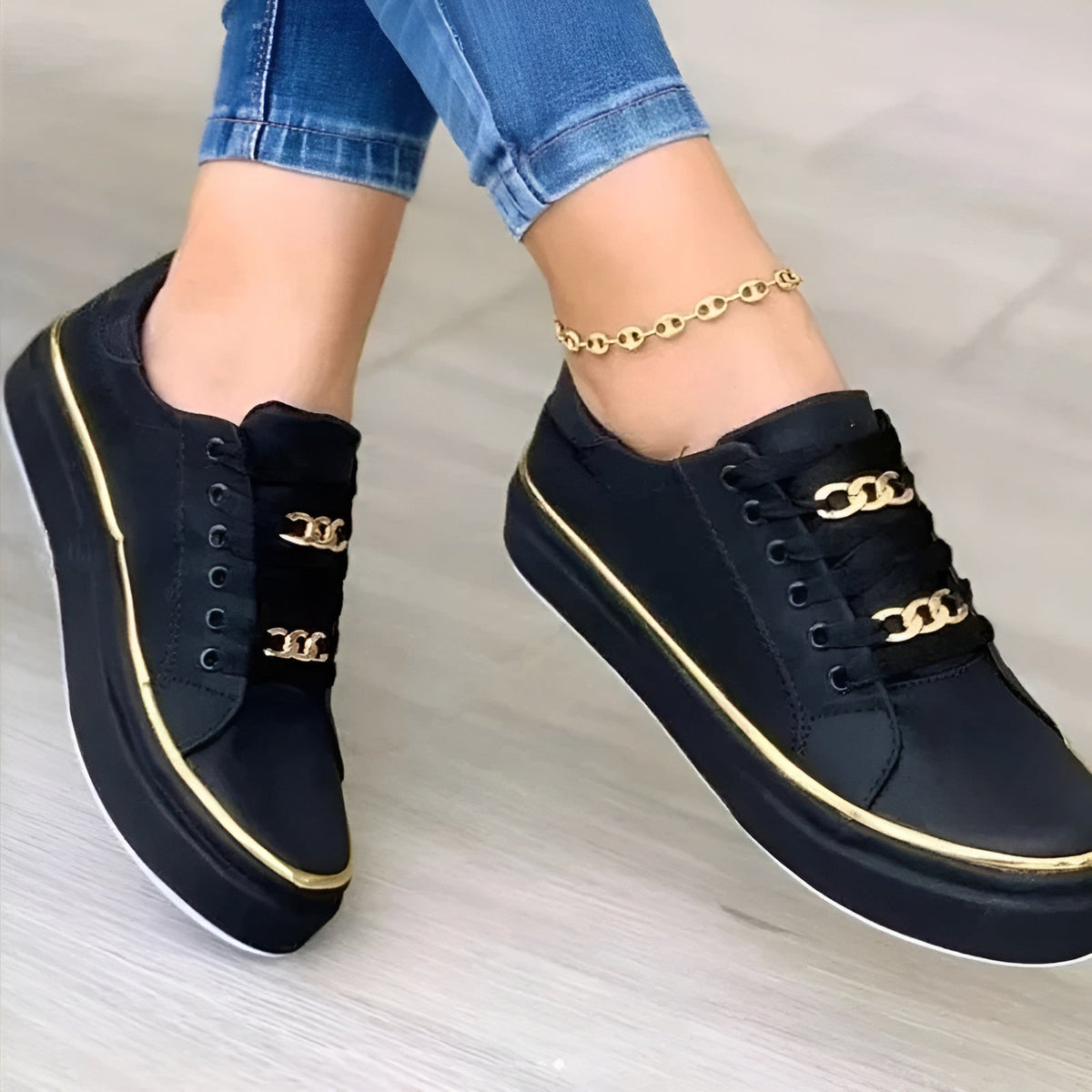 Buty na platformie z łańcuchem