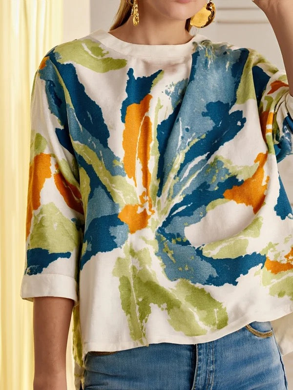 Abstract T-shirt with a watercolor pattern and a back closure