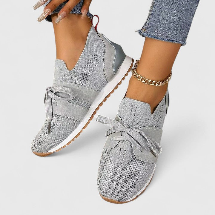Sneakers z sznurowanymi panelami i teksturowanym wykończeniem, niskie, okrągły nosek