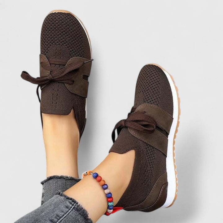 Sneakers z sznurowanymi panelami i teksturowanym wykończeniem, niskie, okrągły nosek