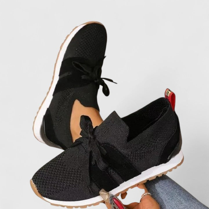 Sneakers z sznurowanymi panelami i teksturowanym wykończeniem, niskie, okrągły nosek