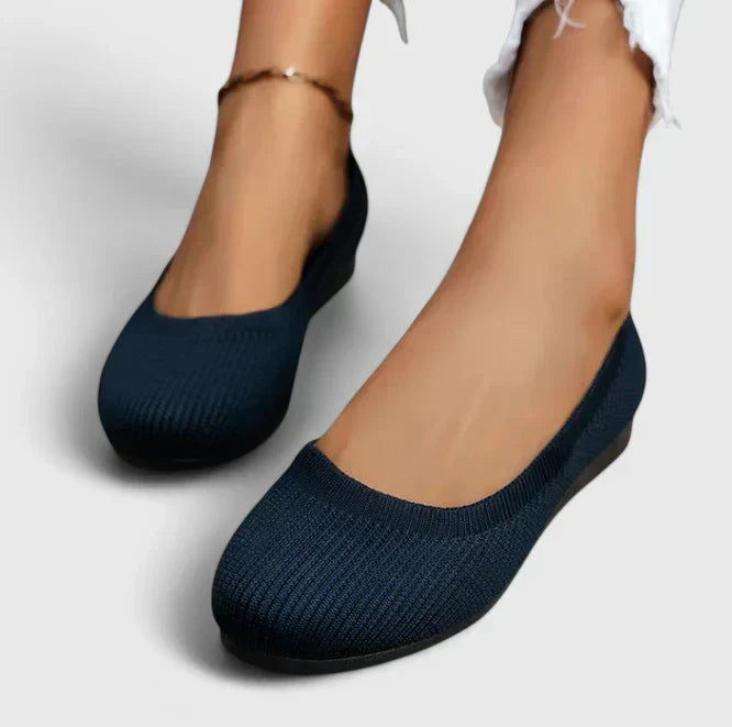 Flat shoes with a rounded toe and mesh upper