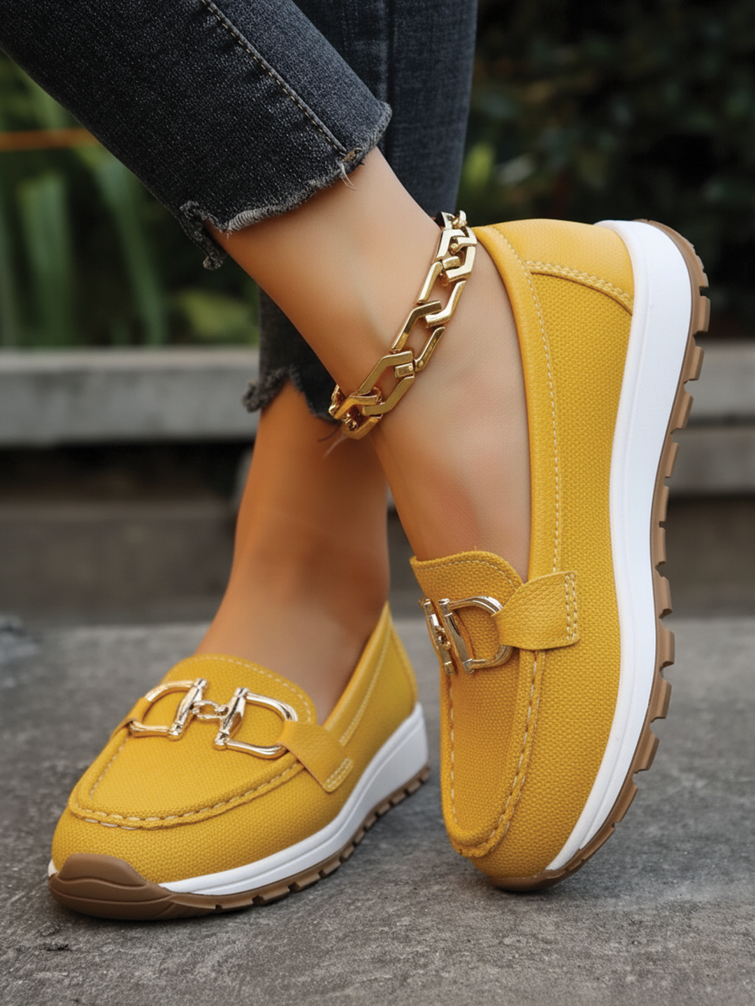 Loafers with chain details and round toes