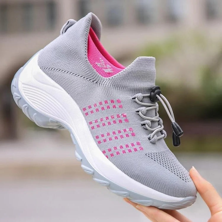 Podniesione, zakrzywione, wzorzyste sneakersy z podwyższonym kołnierzem