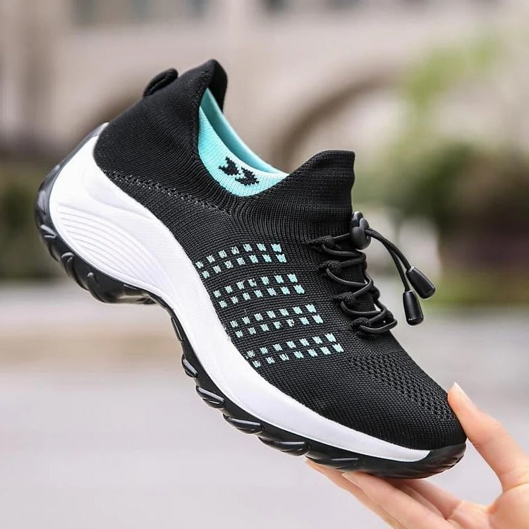 Podniesione, zakrzywione, wzorzyste sneakersy z podwyższonym kołnierzem