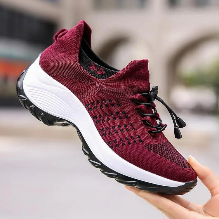 Podniesione, zakrzywione, wzorzyste sneakersy z podwyższonym kołnierzem