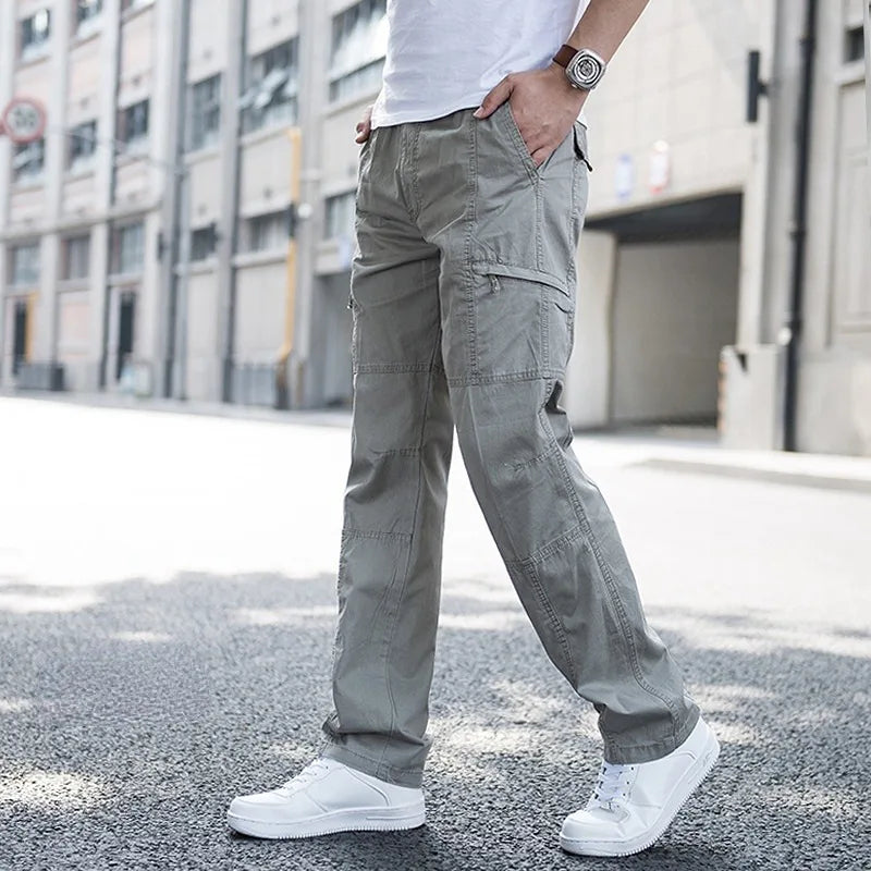 Long loose pleat-free pants with a fastening